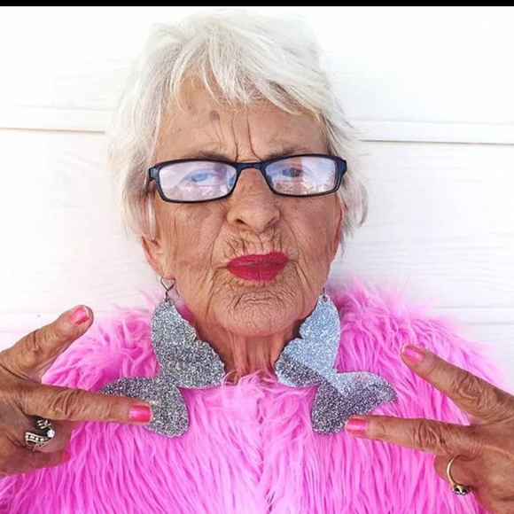 Oversized bling butterfly acrylic earrings - Picture 4 of 6